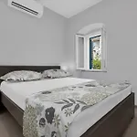 Center Dvor Kalalarga * Makarska