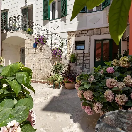 Apartamento Dvor Kalalarga *