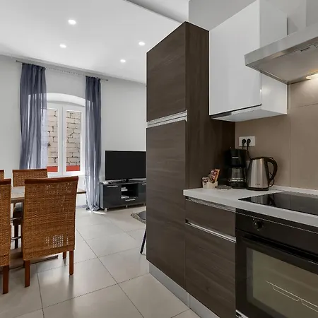 Center Dvor Kalalarga Apartment *