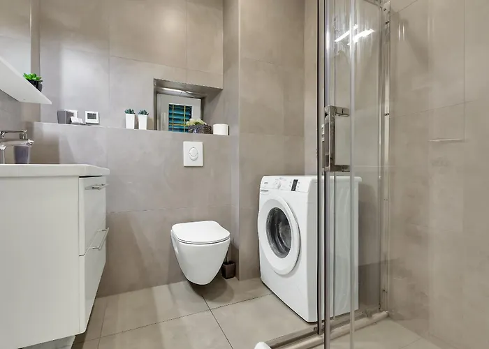 Center Dvor Kalalarga ماكارسكا